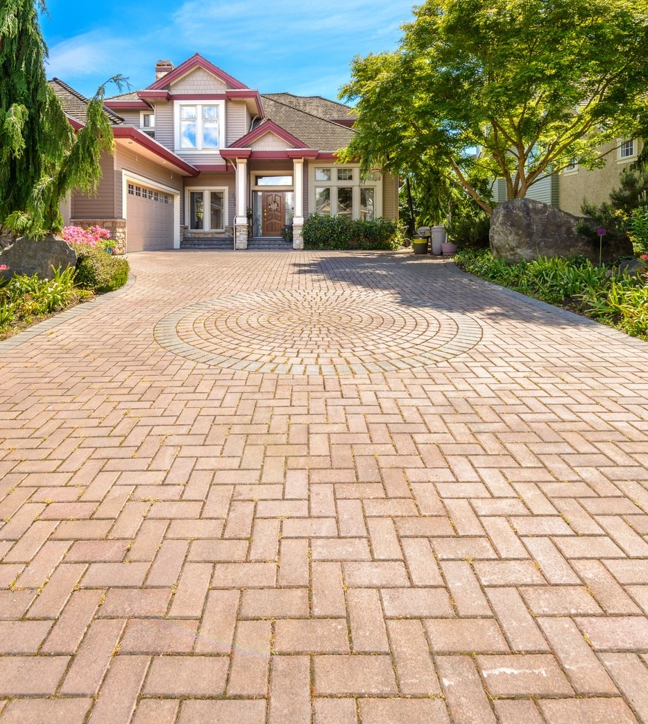 luxury-house-against-blue-sky-in-vancouver-canada
